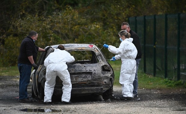 Mężczyzna wjechał w pieszych. Próbował spalić swój samochód