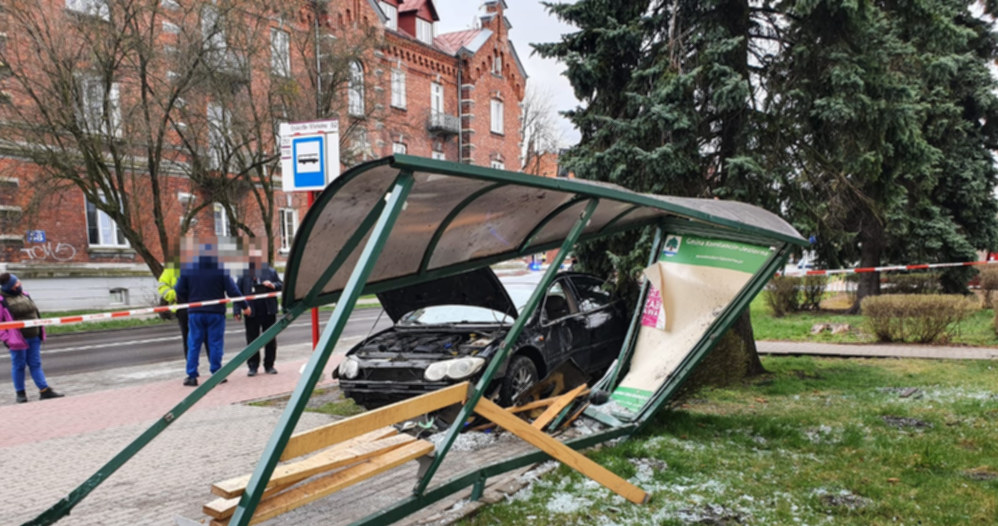 Mężczyzna wjechał w przystanek /Policja