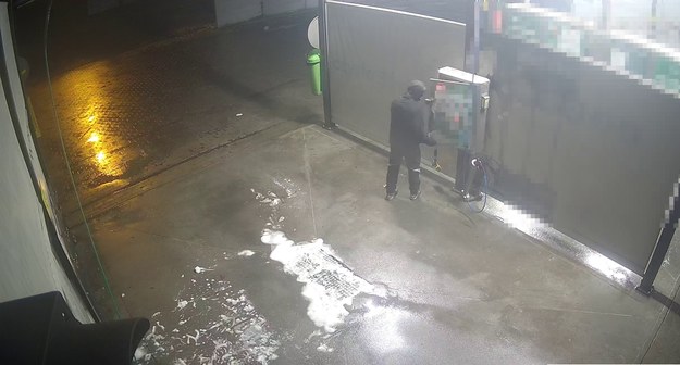 Mężczyzna włamujący się do automatu /Policja