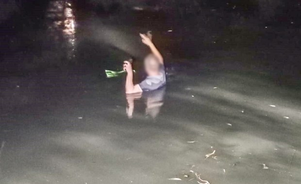 Mężczyzna wpadł do bagna i utknął. Zdążył zadzwonić po pomoc