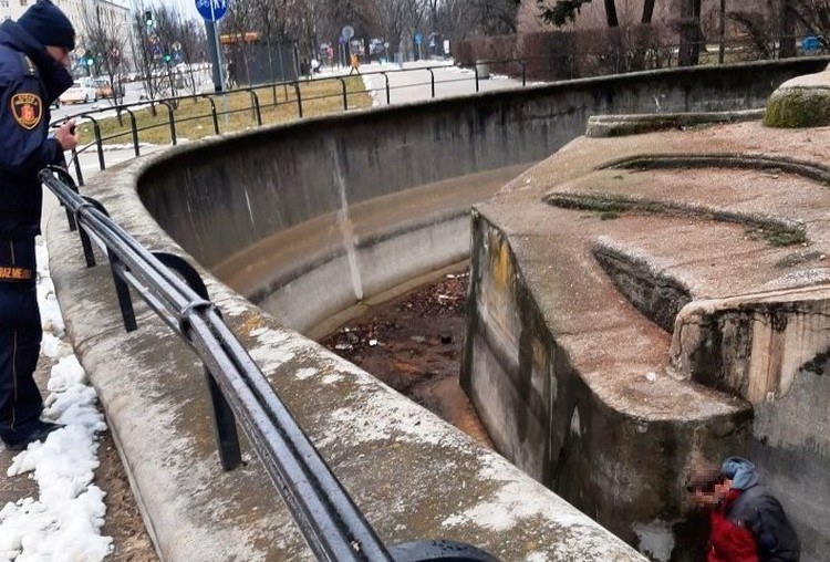 Mężczyzna wpadł do fosy nieczynnego wybiegu dla niedżwiedzi w Parku Praskim /Straż miejska Warszawa /