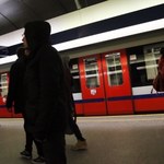 Mężczyzna wpadł pod pociąg metra w Warszawie