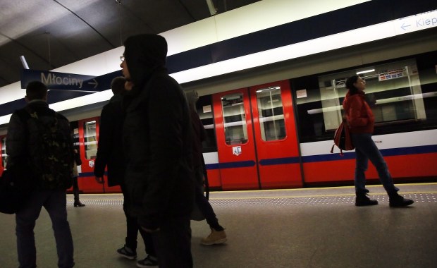 Mężczyzna wpadł pod pociąg metra w Warszawie