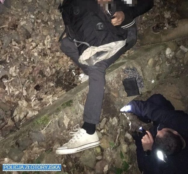 Mężczyzna wpadł w dziurę na nieczynnym torowisku /KPP Złotoryja /Policja