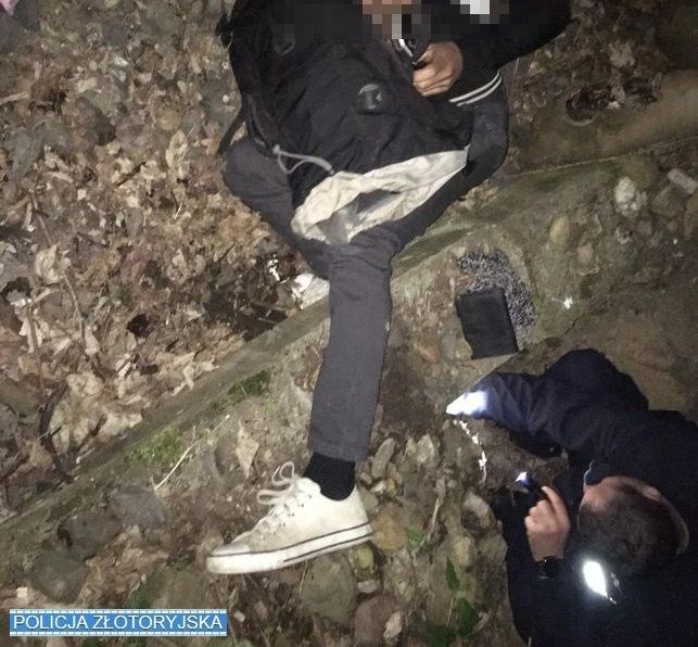 Mężczyzna wpadł w dziurę na nieczynnym torowisku /KPP Złotoryja /Policja