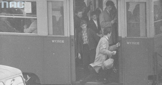Mężczyzna wskakujący do tramwaju /Z archiwum Narodowego Archiwum Cyfrowego