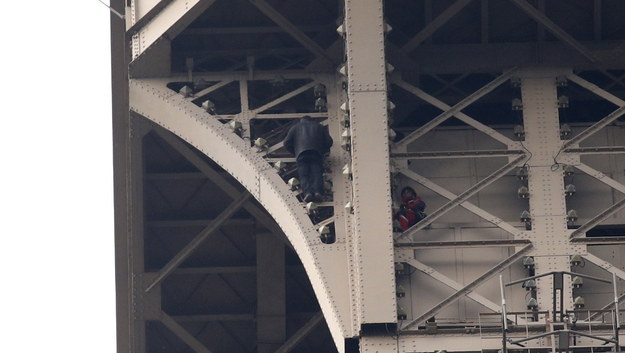 Mężczyzna wspinający się na wieże Eiffla /YOAN VALAT  /PAP/EPA