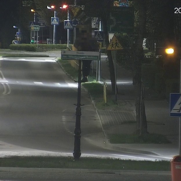 Mężczyzna wspinał się na znaki przy rondzie Andersa w Szczecinku /Straż Miejska w Szczecinku /