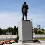 Mężczyzna wszedł na pomnik Lecha Kaczyńskiego. Interweniowała policja