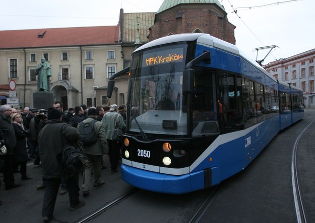 Mężczyzna wypadł z tramwaju w Krakowie /Jacek Bednarczyk /PAP
