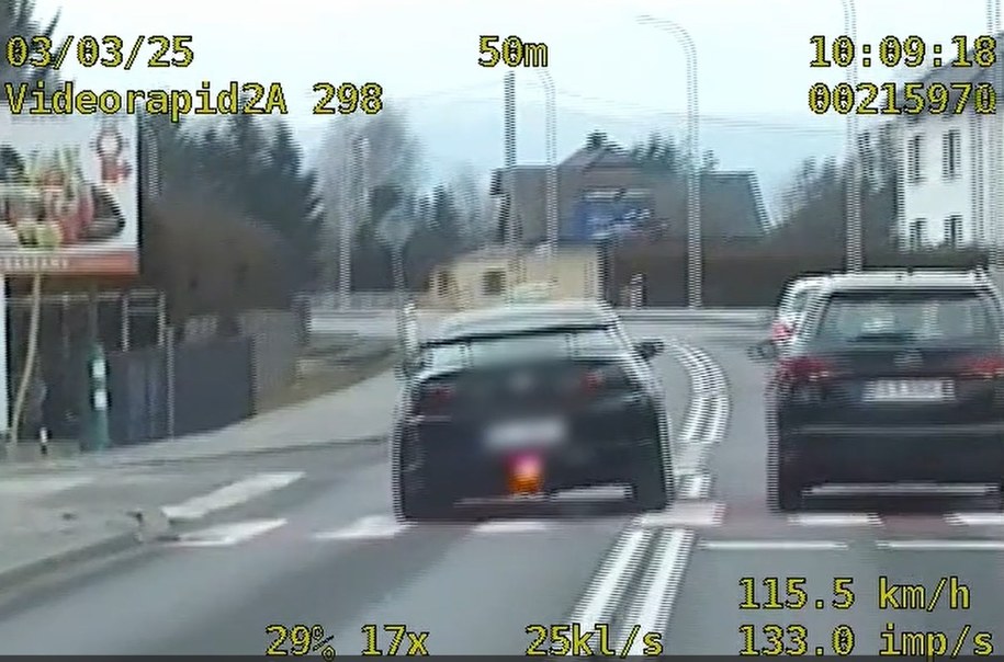 Mężczyzna wyprzedzał m.in. na przejściu dla pieszych /Policja