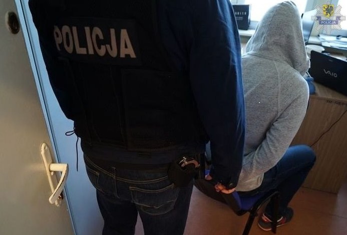 Mężczyzna wysyłał odbiorcom czyste kartki papieru /Policja /