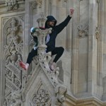 wspinaczka Mężczyzna z flagą Palestyny wspiął się na londyński Big Ben