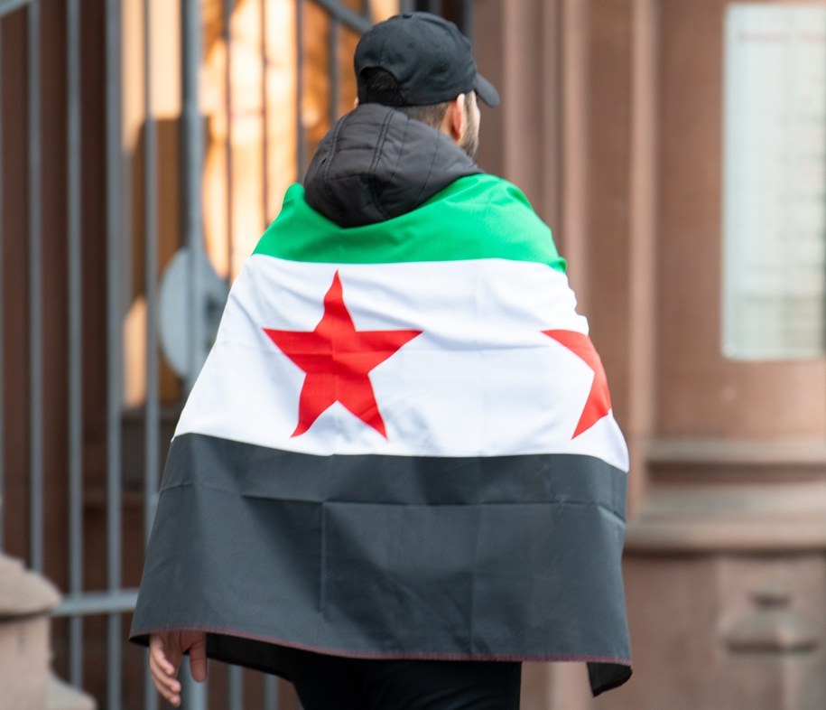 Mężczyzna z flagą Syrii (zdj. poglądowe) /Shutterstock