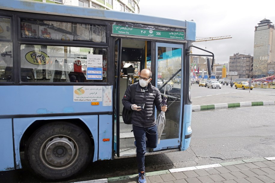 Mężczyzna z maseczką na twarzy, wysiadający z autobusu na ulicach Teheranu. W Iranie u 139 osób stwierdzono do tej pory obecność koronawirusa /Abedin Taherkenareh   /PAP/EPA