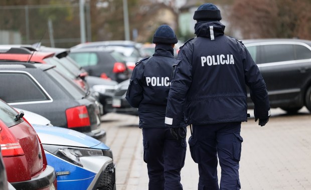 Mężczyzna z nożem wdarł się do komendy. Groził policjantom śmiercią