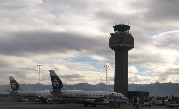 Mężczyzna zasnął w luku bagażowym samolotu!