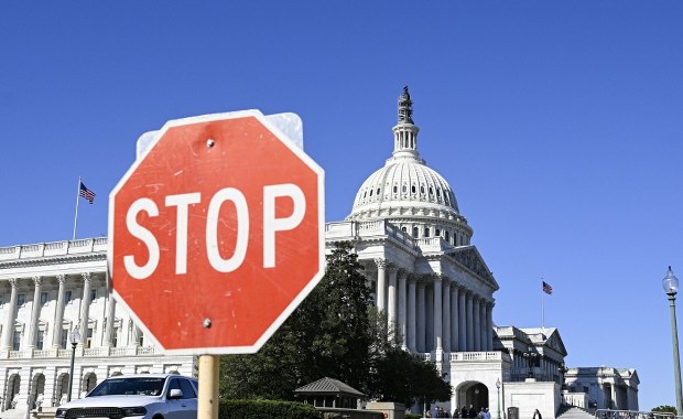 Mężczyzna zatrzymany przez policję Kapitolu. W aucie miał groźne przedmioty