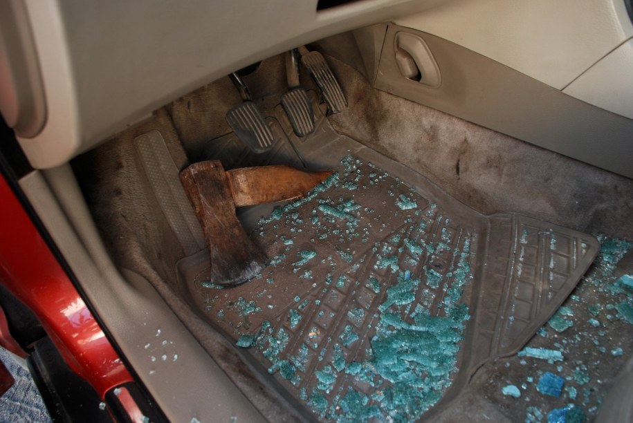 Mężczyzna zdewastował auto sąsiada /KPP Kościerzyna /