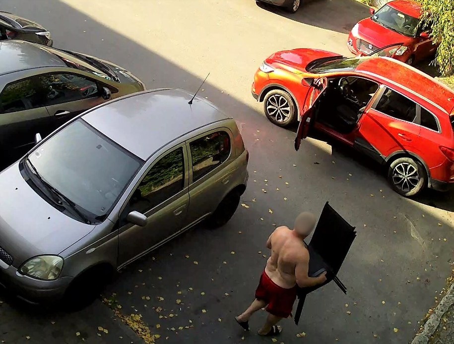 Mężczyzna zdołał ukraść osiem krzeseł /Policja Myślenice /