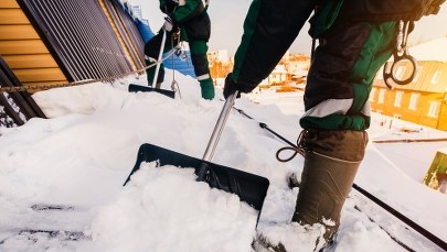 Mężczyzna zmarł podczas odśnieżania dachu