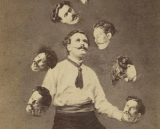 Męzczyzna żonglujący swoimi głowami na zdjęciu z około 1880 r. /Mashable.com /Sztukatulka.pl