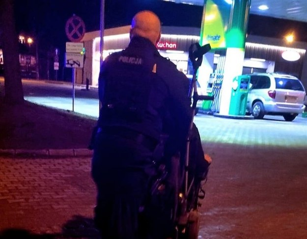 Mężczyzna został przewieziony na stację benzynową, gdzie mógł podładować akumulator wózka /Policja Zakopane /Policja