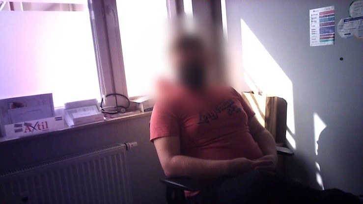 Mężczyzna został zatrzymany, a następnie oskarżony o przestępstwo z art. 200 kk - czyli doprowadzenie do innej czynności seksualnej osoby małoletniej - i prawomocnie skazany. /kadr z programu Interwencja /