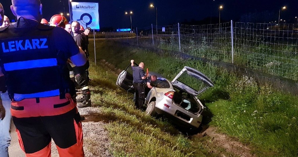 Mężczyzna zostawił dziecko w rozbitym aucie i próbował uciekać pieszo... /Policja