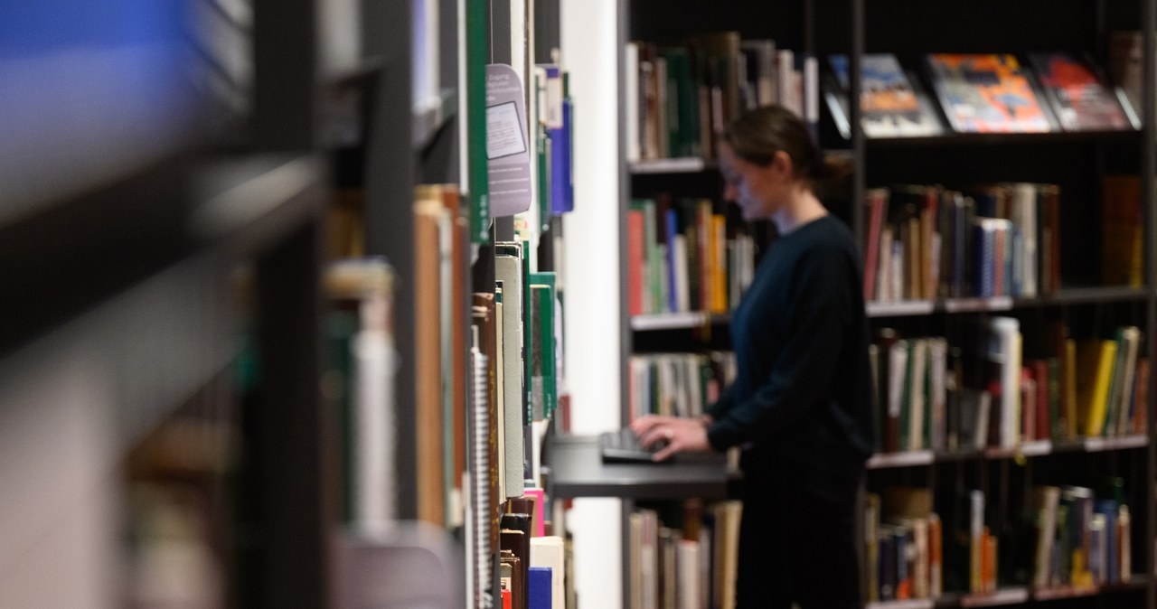 Mężczyzna zwrócił książkę do biblioteki po 96 latach. Była w jego rodzinie od pięciu pokoleń /ROBERT MICHAEL / AFP /AFP