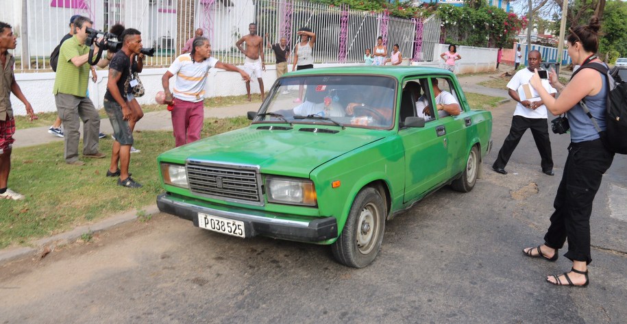 Mężczyznę wepchnięto do nieoznakowanego pojazdu /Paweł Żuchowski, RMF FM /RMF FM