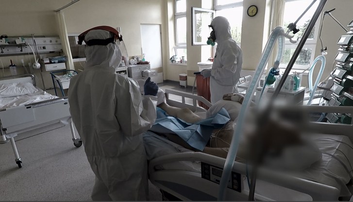 Mężczyznę zakażonego COVID-19 nie przyjęły śląskie szpitale. Całą noc spędził w karetce /kadr z programu Interwencja /Polsat News