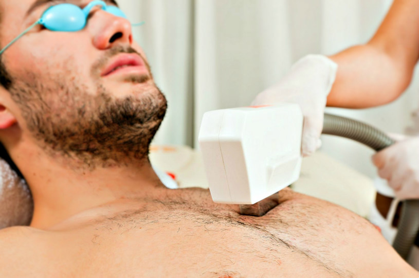 Mężczyźni chętniej niż kiedyś korzystają z profesjonalnych zabiegów depilujących. Szczególną popularnością cieszą się depilacja laserowa i ta przy użyciu specjalnego wosku /123RF/PICSEL