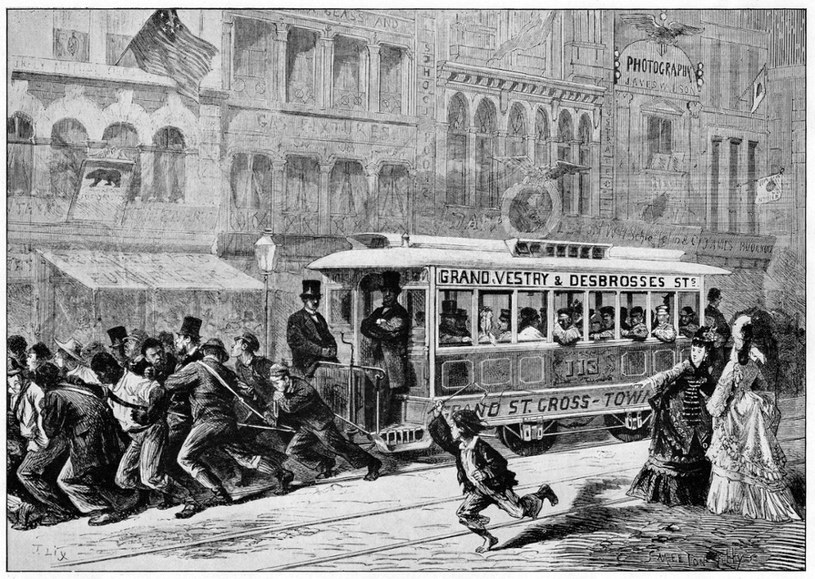 Mężczyźni ciągnący tramwaj w zastępstwie koni podczas epidemii końskiej grypy /East News