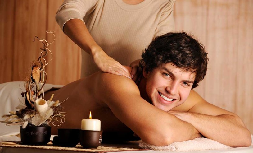 Mężczyźni coraz częściej odwiedzają salony kosmetyczne /123RF/PICSEL