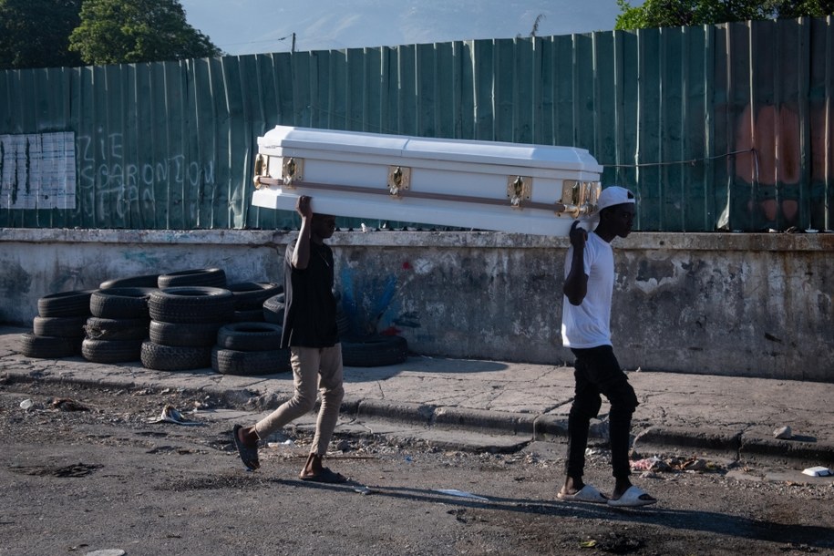 Mężczyźni niosący trumnę w Port-au-Prince na zdjęciu z 9 marca br. /Johnson Sabin /PAP/EPA