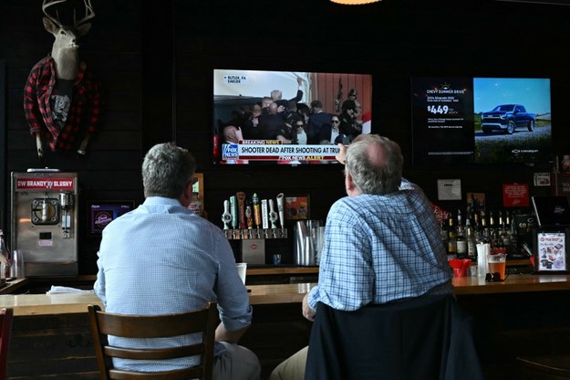 Mężczyźni oglądający telewizję w jednym z barów w Milwaukee w stanie Wisconsin w momencie, gdy informowano o próbie zabójstwa Donalda Trumpa /ANGELA WEISS / AFP /East News