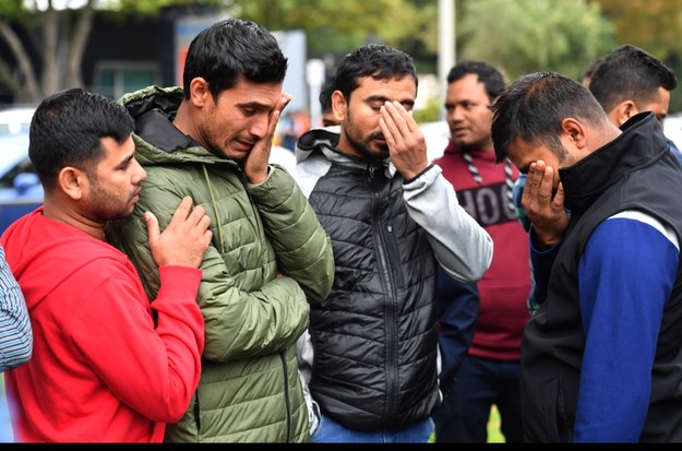 Mężczyźni opłakujący ofiary zamachu /MICK TSIKAS /PAP/EPA