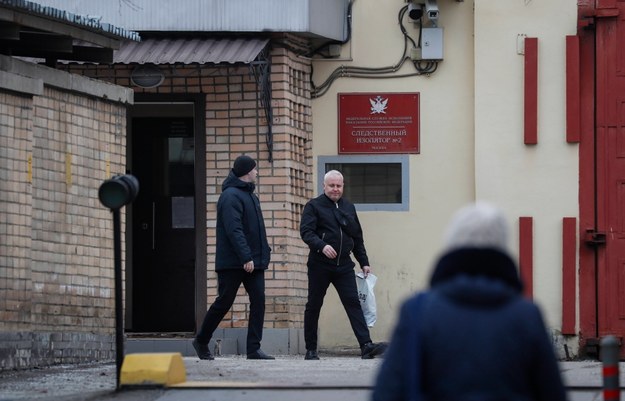 Mężczyźni opuszczają areszt Lefortowo, w którym przetrzymywany jest dziennikarz Wall Street Journal (WSJ) Evan Gershkovich, Moskwa, Rosja, 31 marca 2023 r. /YURI KOCHETKOV /PAP