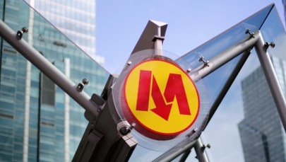 Mężczyźni spacerowali wzdłuż torowiska warszawskiego metra