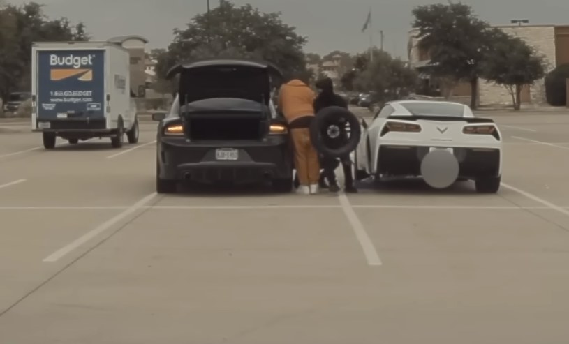 Mężczyźni ukradli koło z Chevroleta Corvette. Dzięki nagraniu z Tesli raczej nie unikną sprawiedliwości. /Southlake Police/ You Tube/ zrzut ekranu /