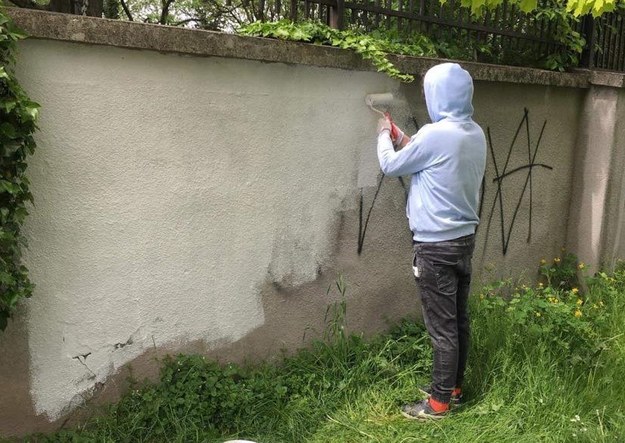 Mężczyźni w ramach resocjalizacji odmalowali ogrodzenie i uporządkowali park Pamięci Wielkiej Synagogi /Facebook