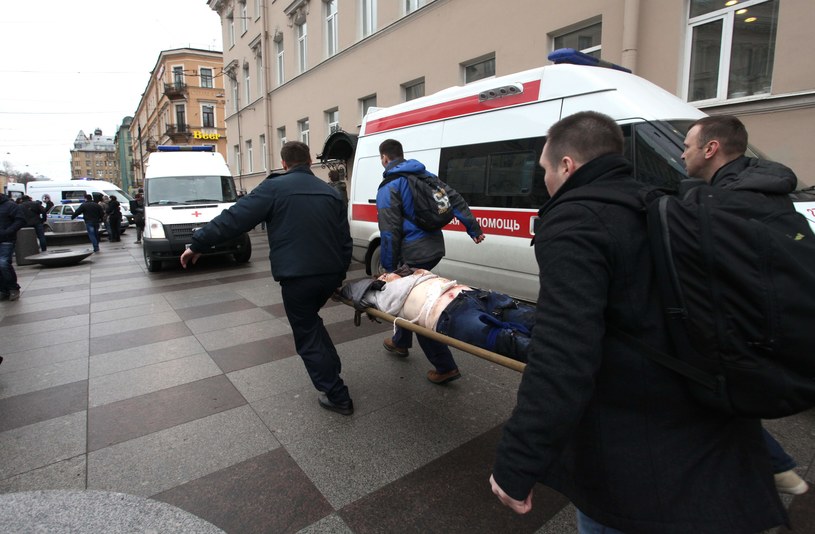 Mężczyźni wynoszą ranną kobietę ze stacji na stacji Technologiczieskij Instytut /AFP