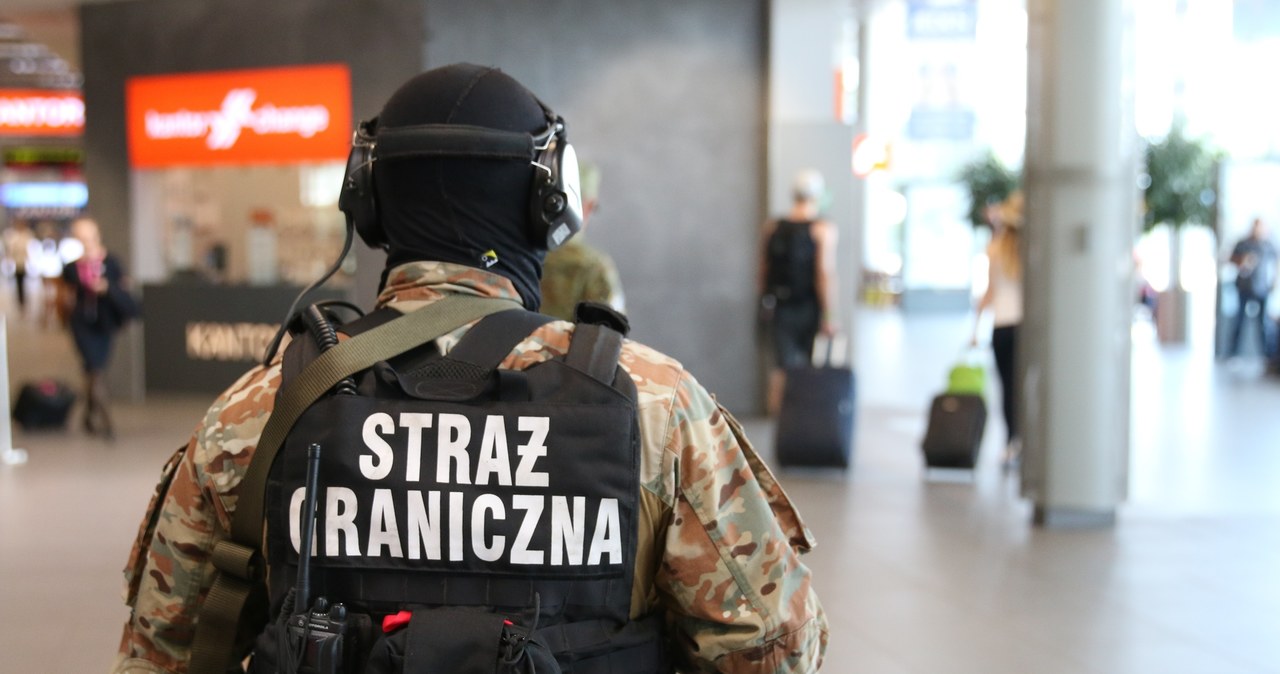 Mężczyźni zostali zatrzymani przez funkcjonariuszy z placówki Straży Granicznej przy porcie lotniczym w Pyrzowicach /Tomasz Kawka /Agencja SE/East News