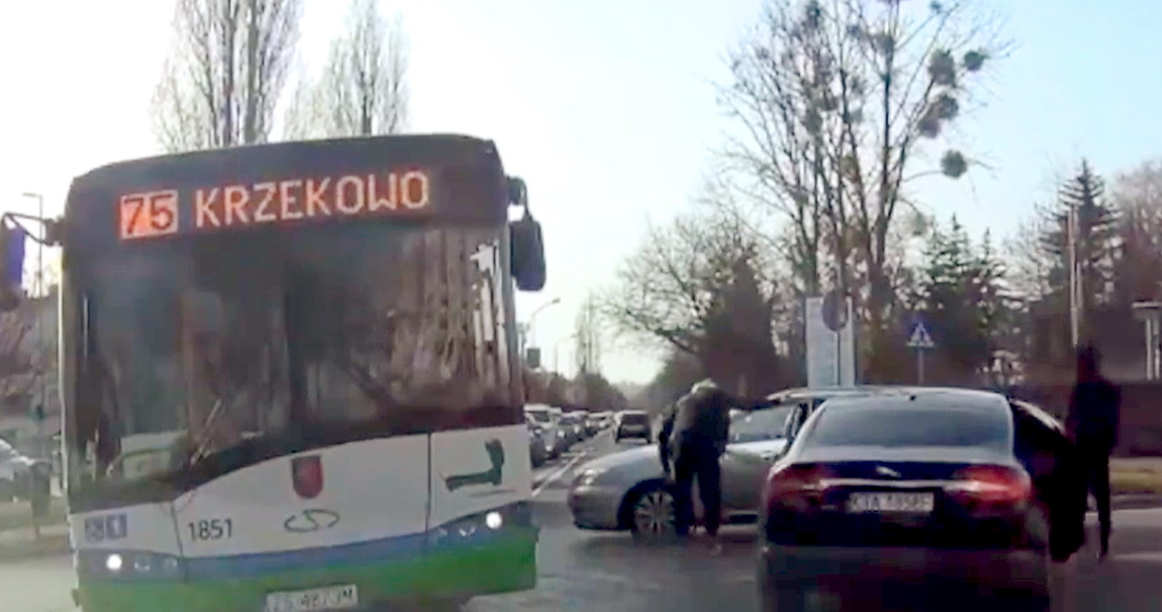 Mężczyźnie z Jaguara swoją agresję skierowali przeciwko kierowcy srebrnego auta, chociaż to autobus wymusił na nim pierwszeństwo i zablokował przejazd /RMF