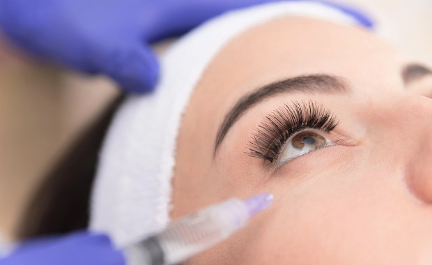 Mezoterapia igłowa pod oczy: Skuteczna walka z cieniami i wiotkością skóry