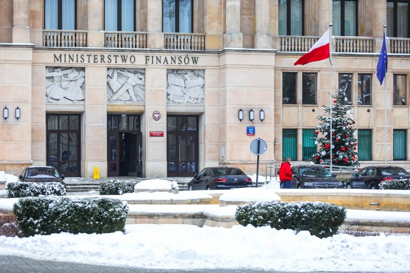 MF liczy, że KE nie sprzeciwi się wprowadzeniu w Polsce 8-proc. VAT-u dla branży kosmetycznej /Adam Burakowski /Reporter