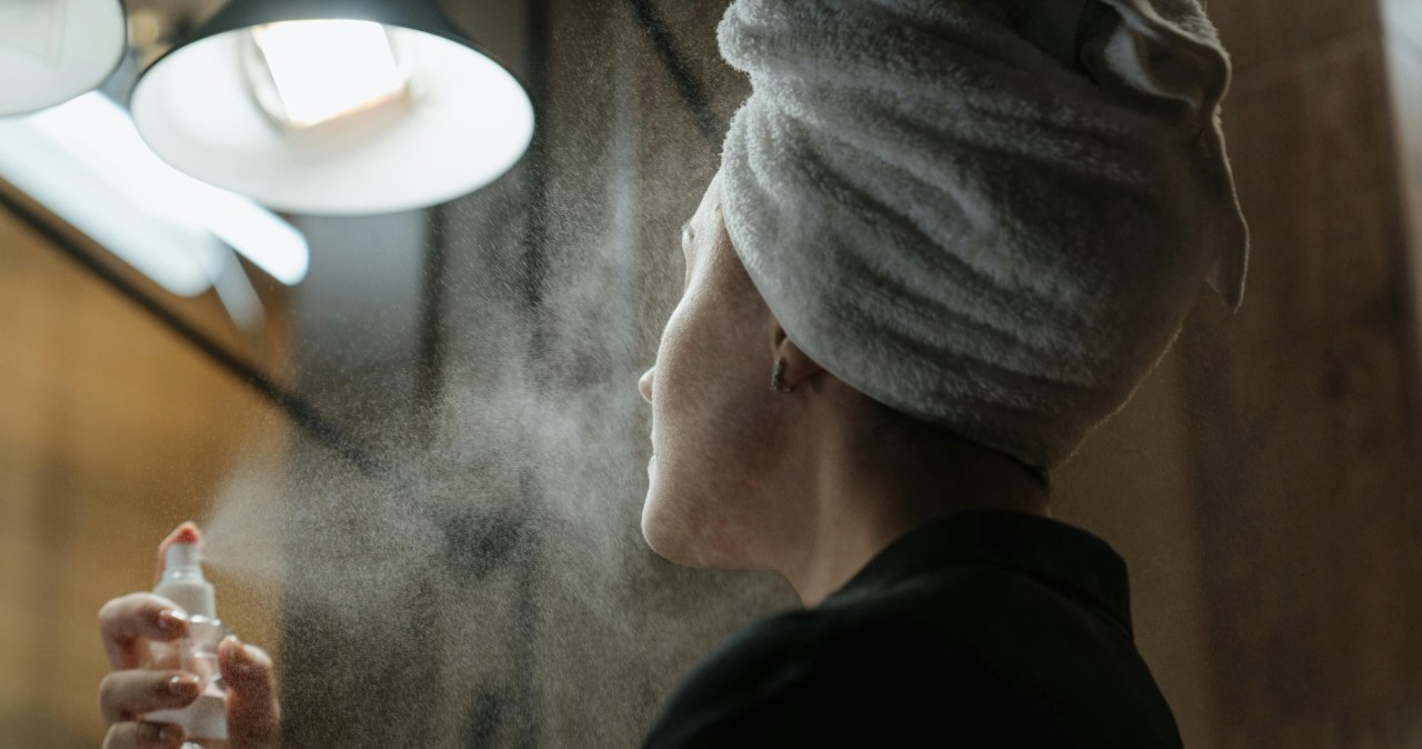 Mgiełka z gliceryną utrwala gotowy makijaż / cottonbro studio /pexels.com