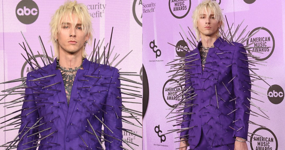 MGK w fioletowym i najeżonym garniturze /Getty Images