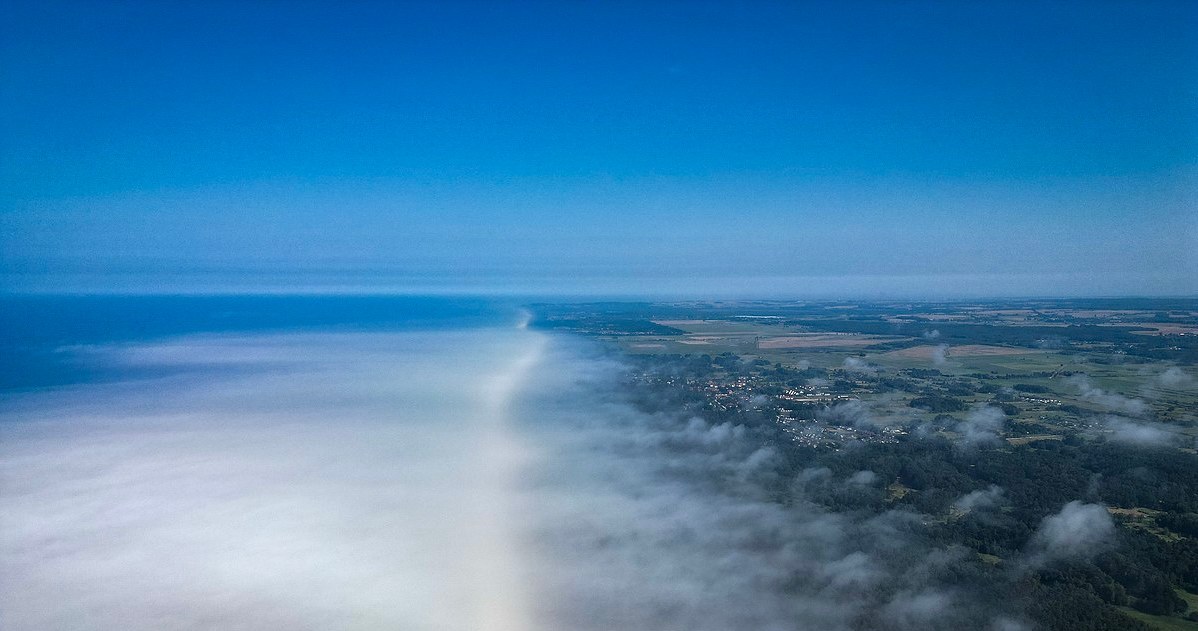 Advection fog over the beach in Dębki /Jendrusk/CC BY-SA 4.0 /Wikimedia